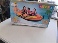 Intex Explorer 300 boat set  83 x 46 x 16