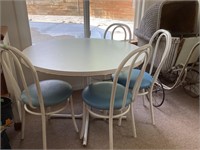 SM ROUND TABLE W/ 4 ICE CREAM PARLOR STYLE CHAIRS