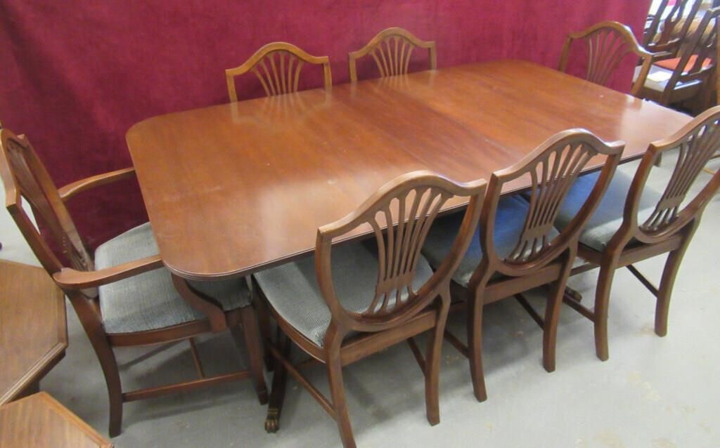 MAHOGANY DOUBLE PEDISTAL DINING TABLE AND CHAIRS