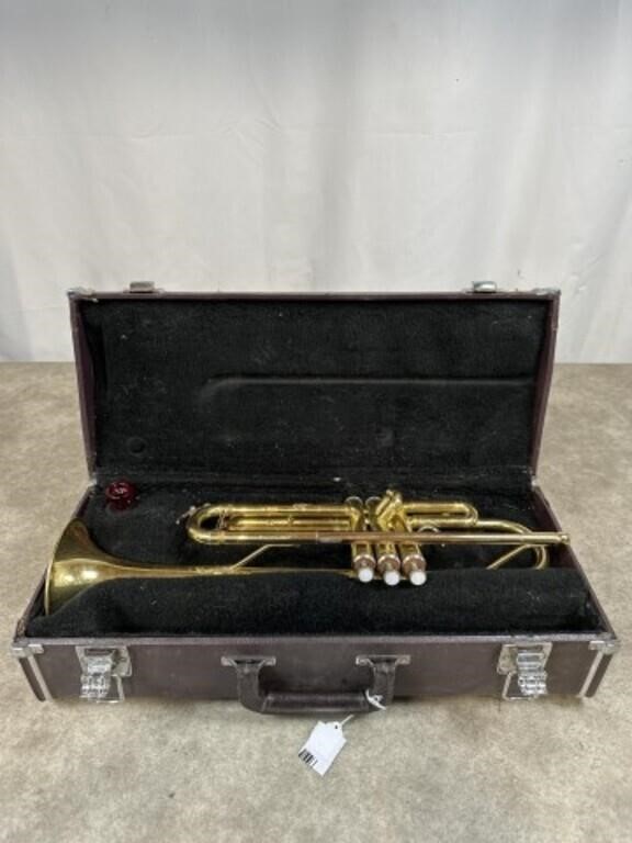 Yahama trumpet with case. Marked YTR2335 and