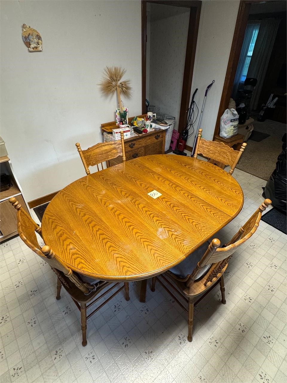 Nice oak table with chairs as seen