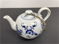 Meissen Blue Onion Teapot w/Blue Rose Finial Lid