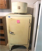 Vintage GE refrigerator, runs good, type CK-2-D16