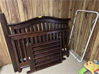 Wooden crib w/mattress