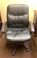 BLACK OFFICE CHAIR