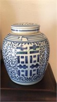 Large Chinese porcelain ginger jar with lid, ring