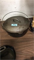 NO 8 MAIDE IN USA CAST IRON DUTCH OVEN