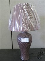 TEXTURIZED CURVY CERAMIC TABLE LAMP W SHADE