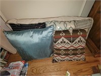 Lots of five assorted couch pillows