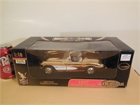 Road Signature 1957 Ford Thunderbird 1:18 Die