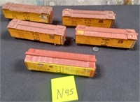 11 - LOT OF 5 MODEL TRAIN CARS (N45)