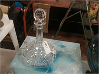 Glass decanter with lid