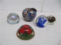 4 GLASS & 1 PLASTIC PAPERWEIGHT