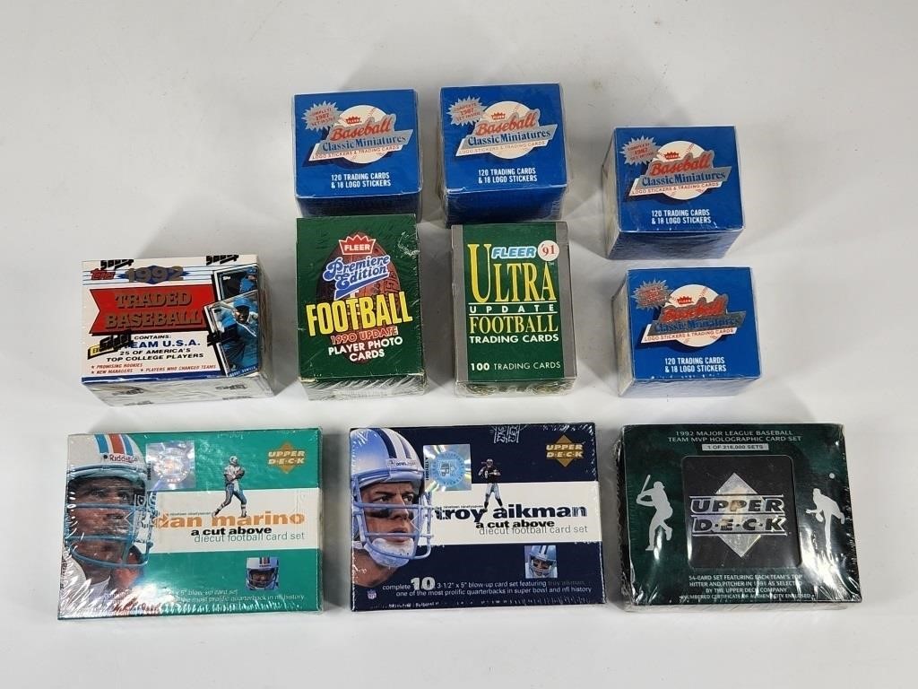 ASSORTED LOT OF FOOTBALL BASEBALL CARDS