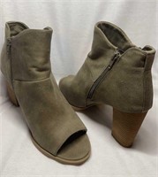 E2) size 9 Women’s boots with heels-super cute