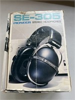 Vintage Pioneer SE-305 Headphones in original box