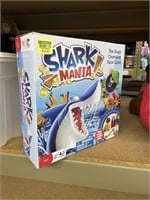 shark mania chomping race game new in box