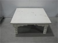 17"x 39.5"x 39.5" White Coffee Table See Info
