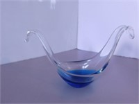 Vase de verre soufflé forme délicate; tons de bleu