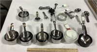 Kitchen lot w/ measuring cups & can opener