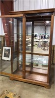 LRG WOOD & MIRRORED BACK LIGHTED DISPLAY CABINET