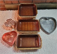 Casserole dishes, molds & hot pads,