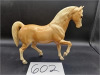 Breyer Horse: Glossy Finish Prancing Palomino Stal