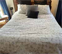 queen size bedding set with pillows NO BED