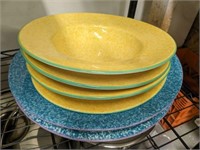 ASSORTED DECORATIVE BOWLS AND PLATTERS