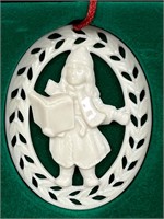 LENOX Figurine Ornament "Caroler"