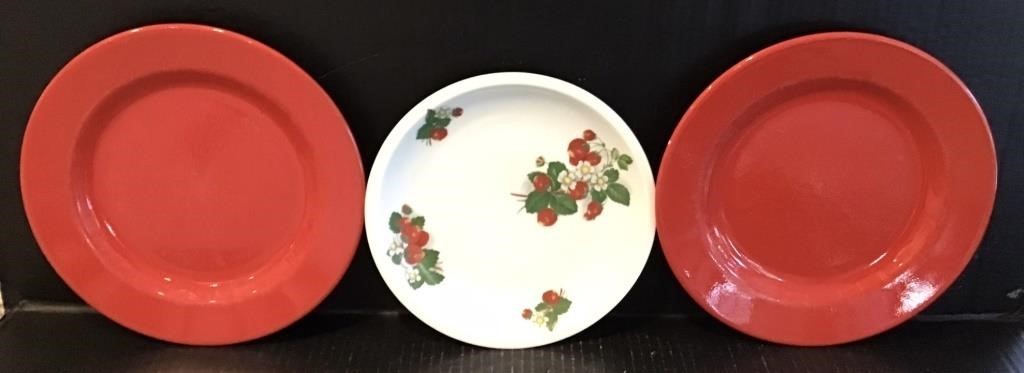 3 PLATES 2 RED 1 STRAWBERRY ATELIER