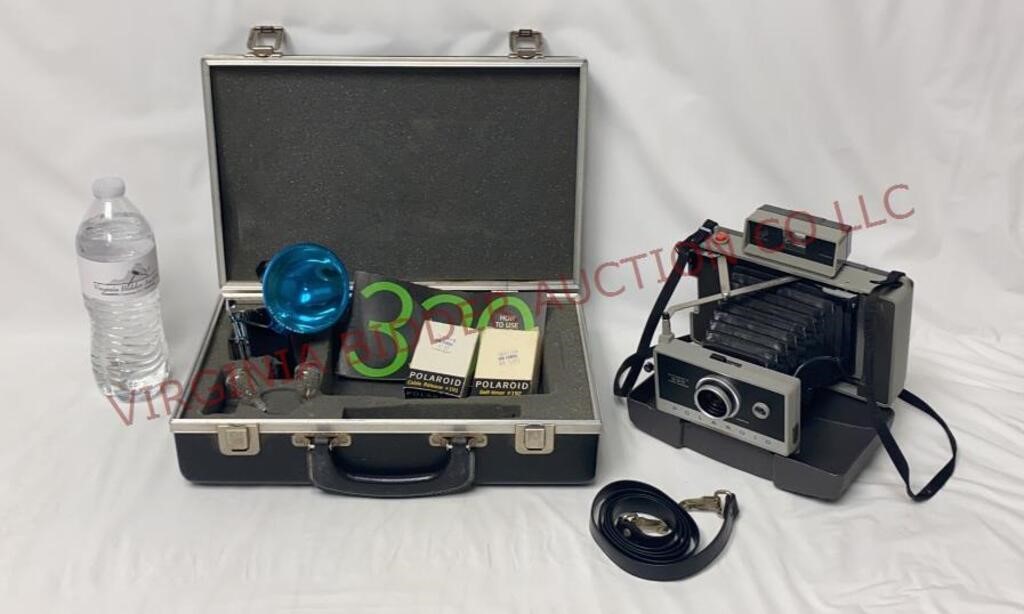 Polaroid 330 Land Camera w Flash & Case