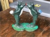 LAWN / GARDEN ORNAMENT = TWO FROGS KISSING