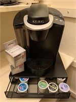 Keurig single cup brewing system with coffee tray