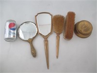 2 miroirs anciens avec deux brosse et un poudrier