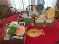 Large amount of kitchen items, plasticware cookie