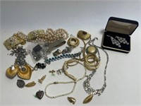 SELECTION OF VINTAGE COSTUME JEWELRY