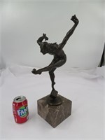 Statue en bronze '' Le Jongleur '' sur bloc en
