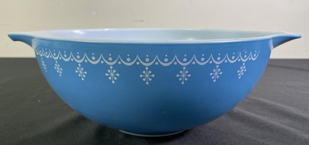 Pyrex 4 Qt. Snowflake Garland Mixing Bowl