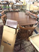Beautiful mahogany dining room table with six