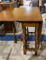 Beautiful eight leg antique drop leaf table with