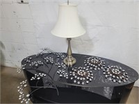 Table lamp and modern wall décor
