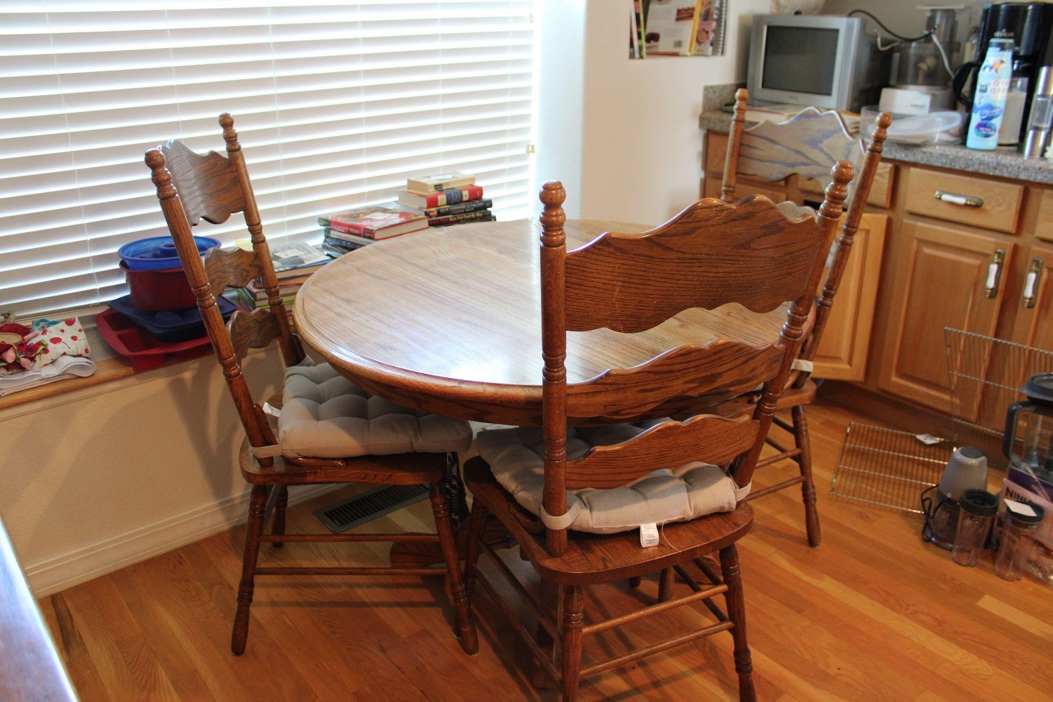 Round Kitchen Table and 3 Chairs
