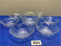 Tulip Design 9" Bowl with 6 Smaller Bowls