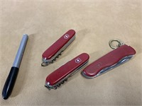 3 Swiss Army knives