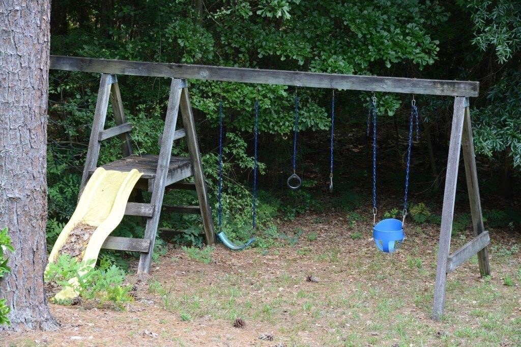 OUTDOOR PLAY SET MUST DISMANTLE YOURSELF