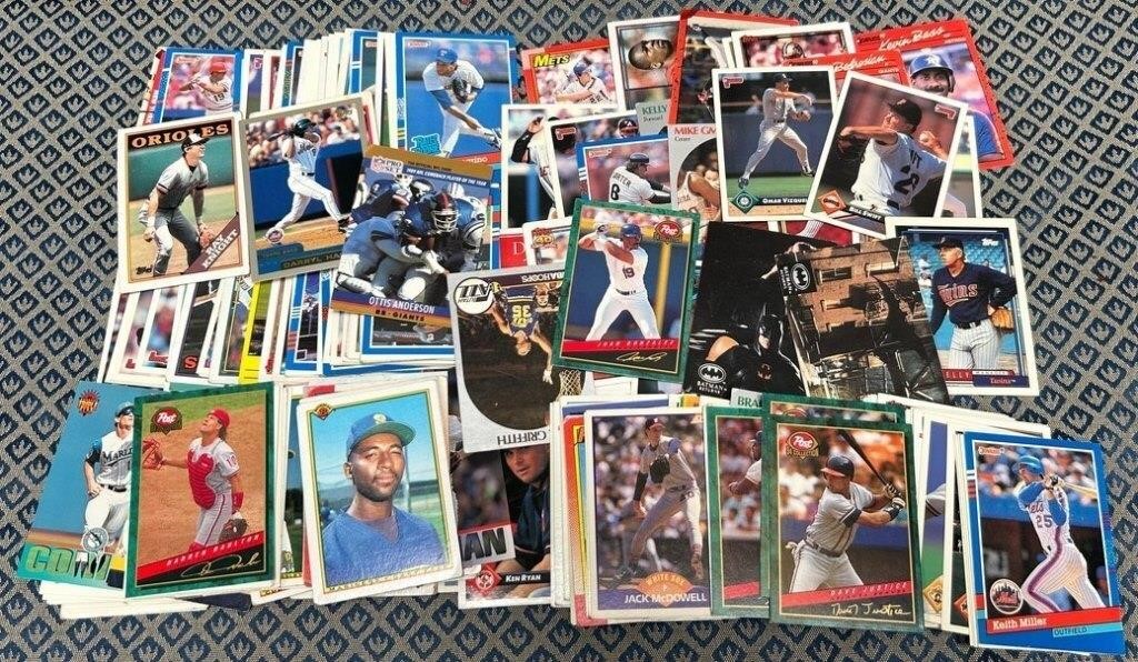 11 - LOT OF COLLECTIBLE BASEBALL CARDS (M56)