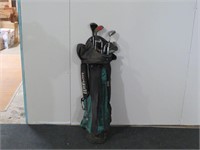 SET OF RIGHT HANDED GOLF CLUBS & WILSON BAG
