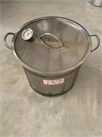24 Qt stock pot with lid
