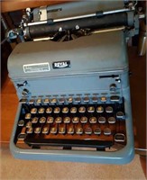 Royal 470 manual typewriter